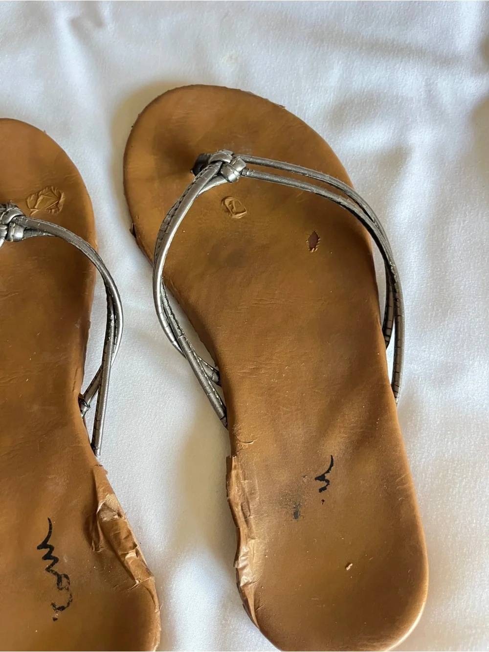 Women's Silver Metallic Strappy Sandals Flip Flops Tan Leather Footbed Size 5.5